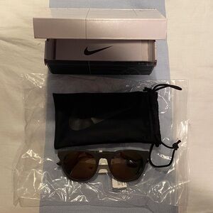 Nike essential horizon sunglasses